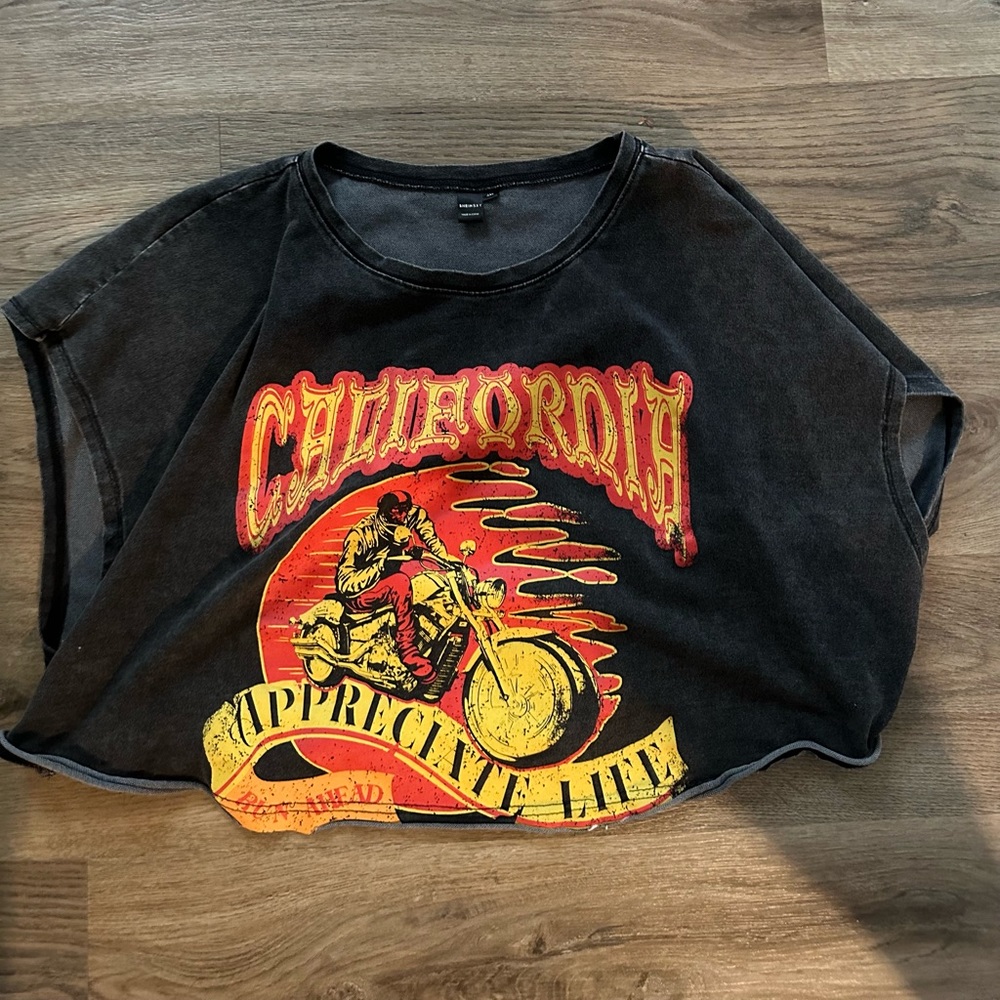 Cropped graphic muscle top